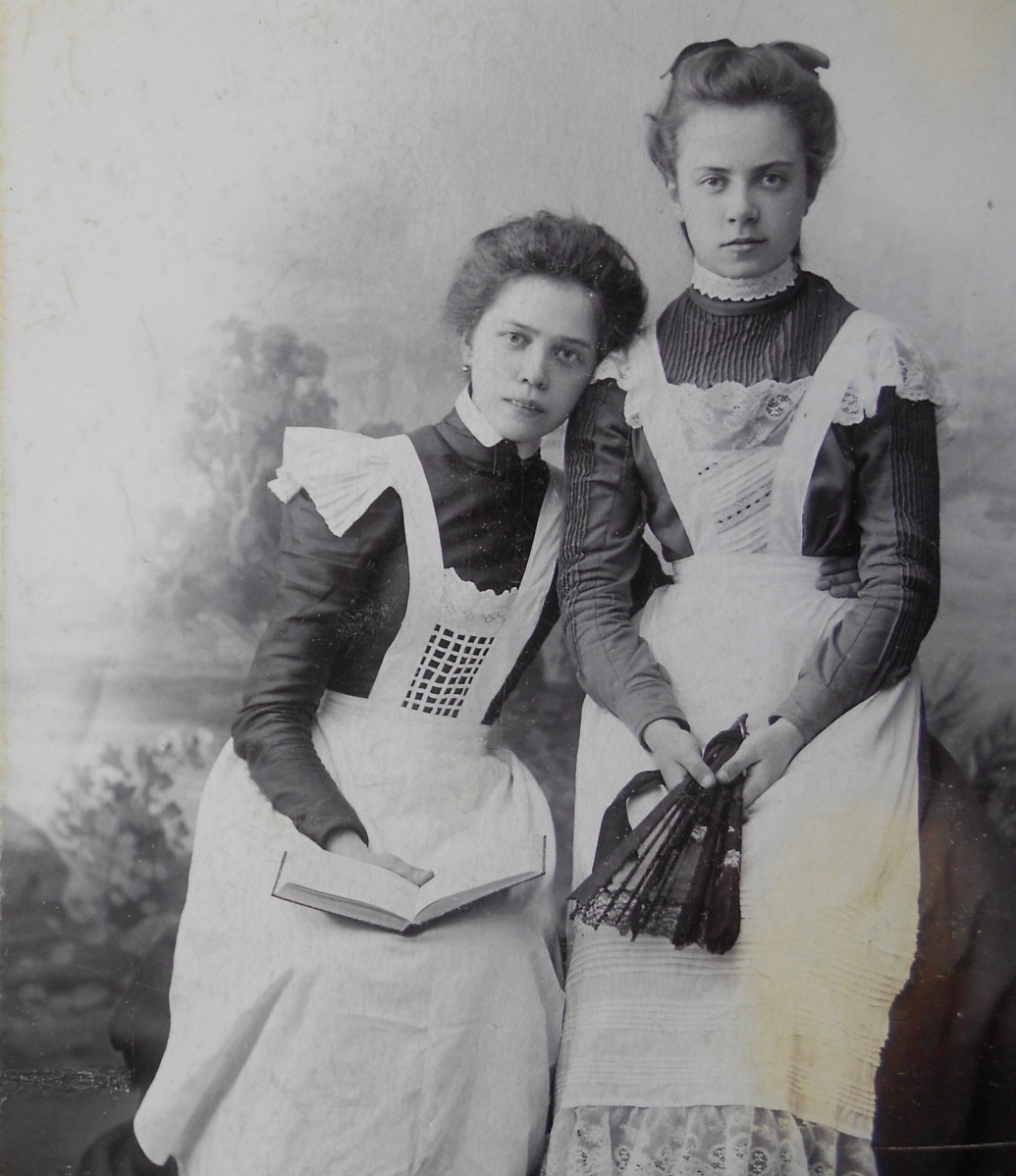 Гимназистки в белых передниках